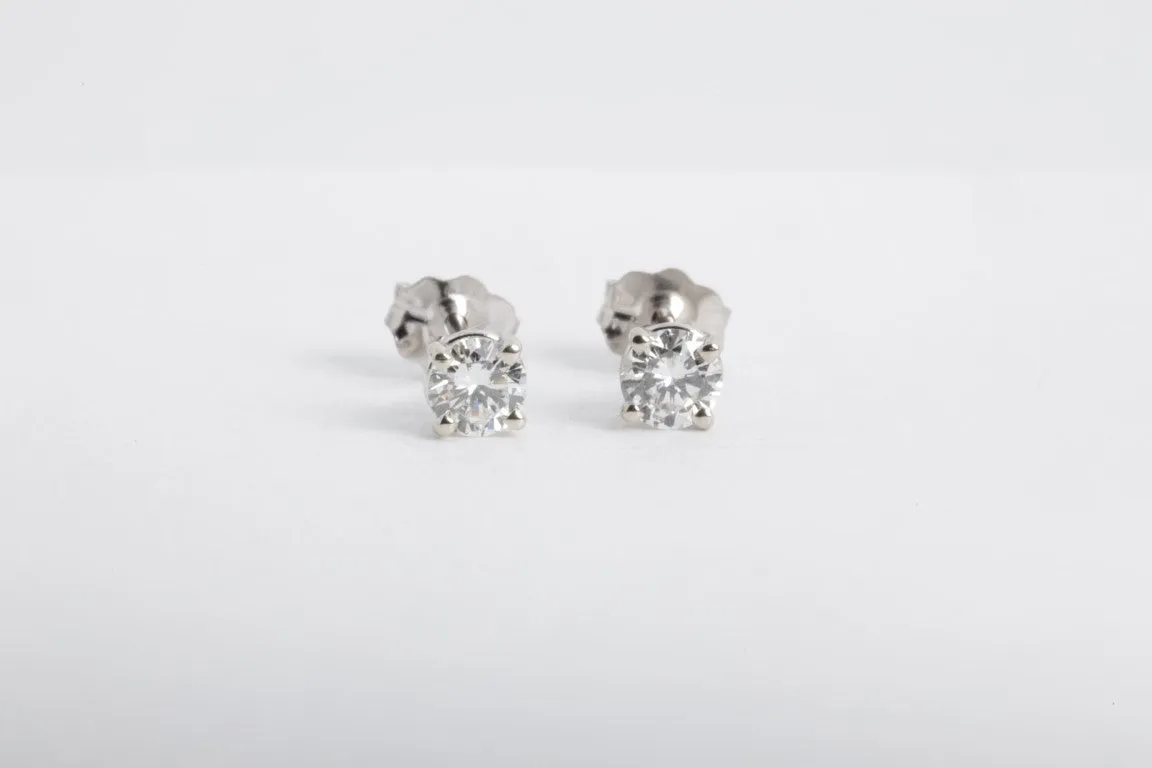 14k White Gold 0.52tcw Diamond Earring Studs (0.70g.)