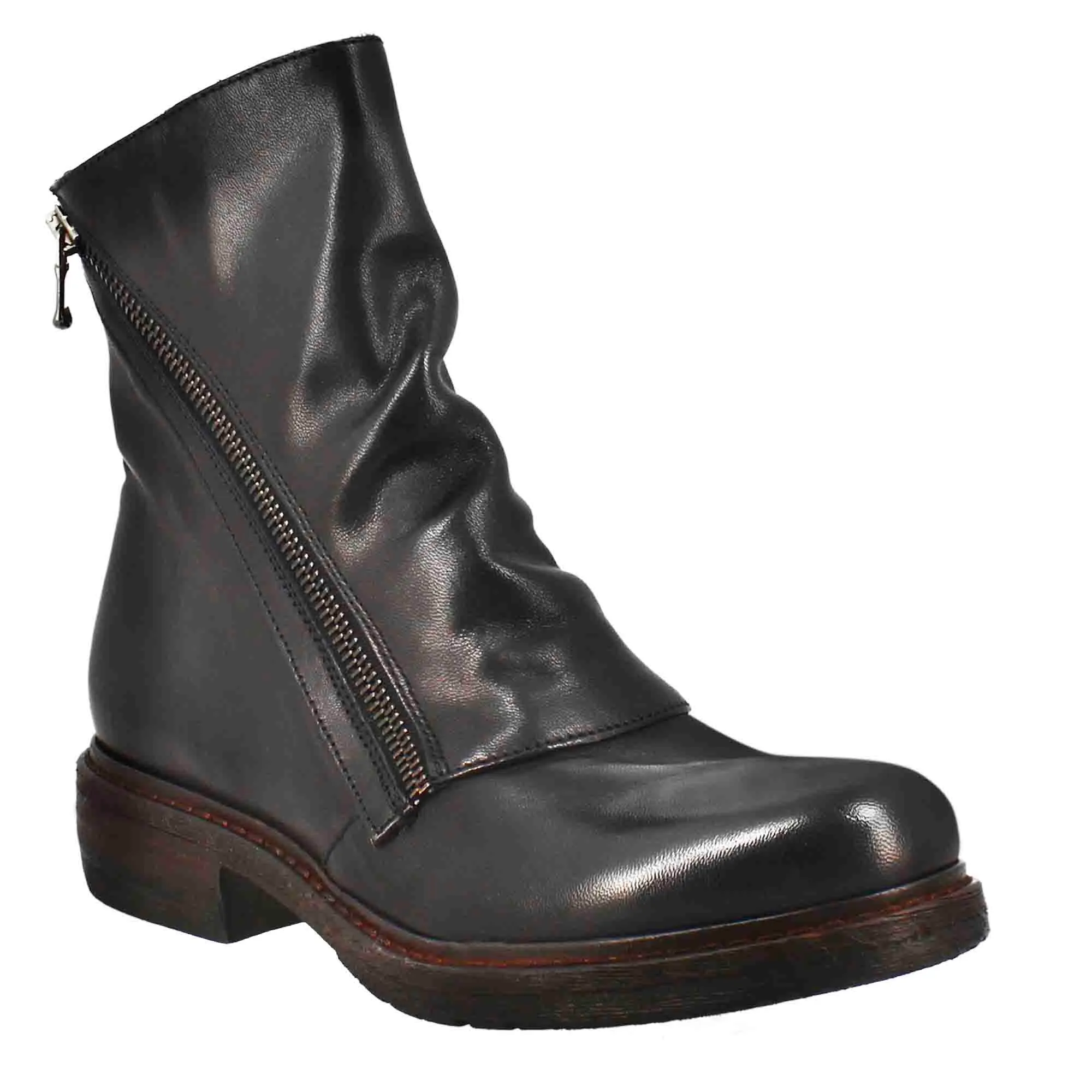 Stivaletto paupa da donna in pelle lavata colore nero con zip diagonale