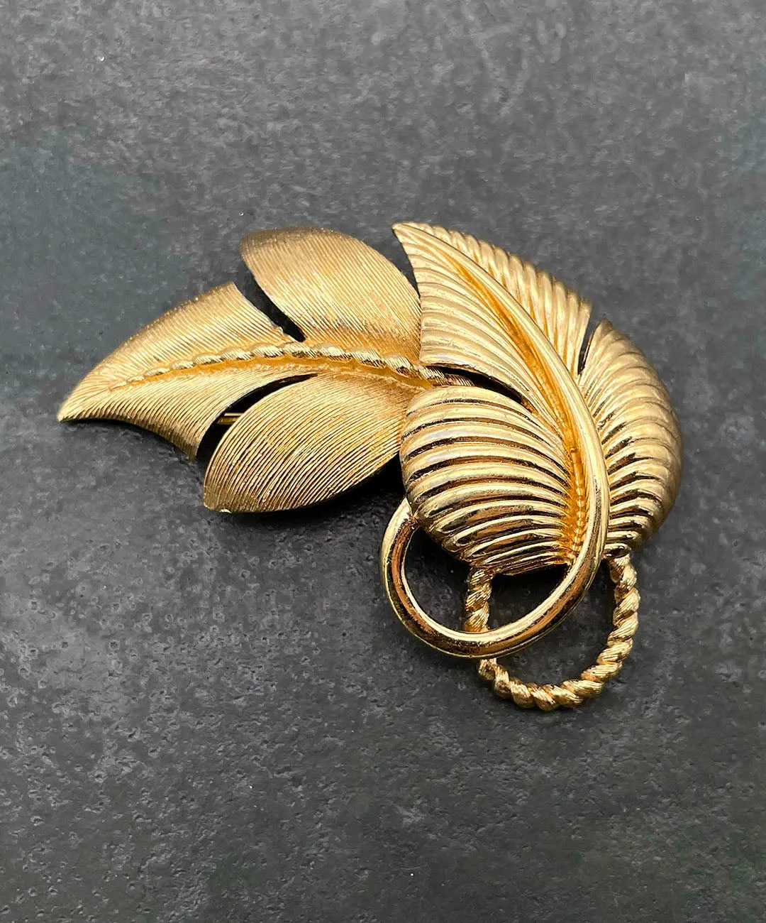 【USA輸入】ヴィンテージ MONET ゴールド リーフ ブローチ/Vintage MONET Leaf Brooch