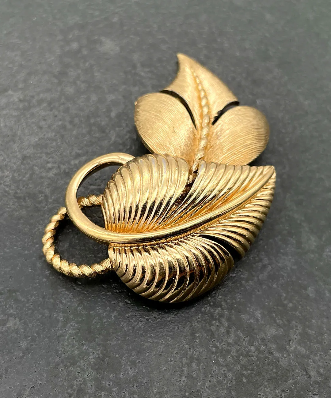 【USA輸入】ヴィンテージ MONET ゴールド リーフ ブローチ/Vintage MONET Leaf Brooch