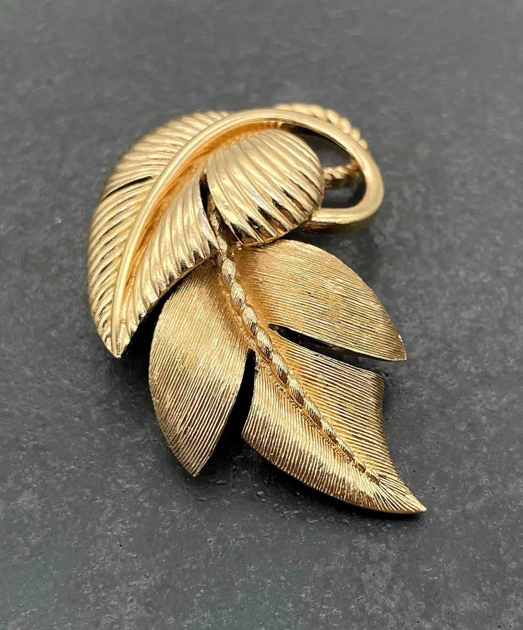 【USA輸入】ヴィンテージ MONET ゴールド リーフ ブローチ/Vintage MONET Leaf Brooch