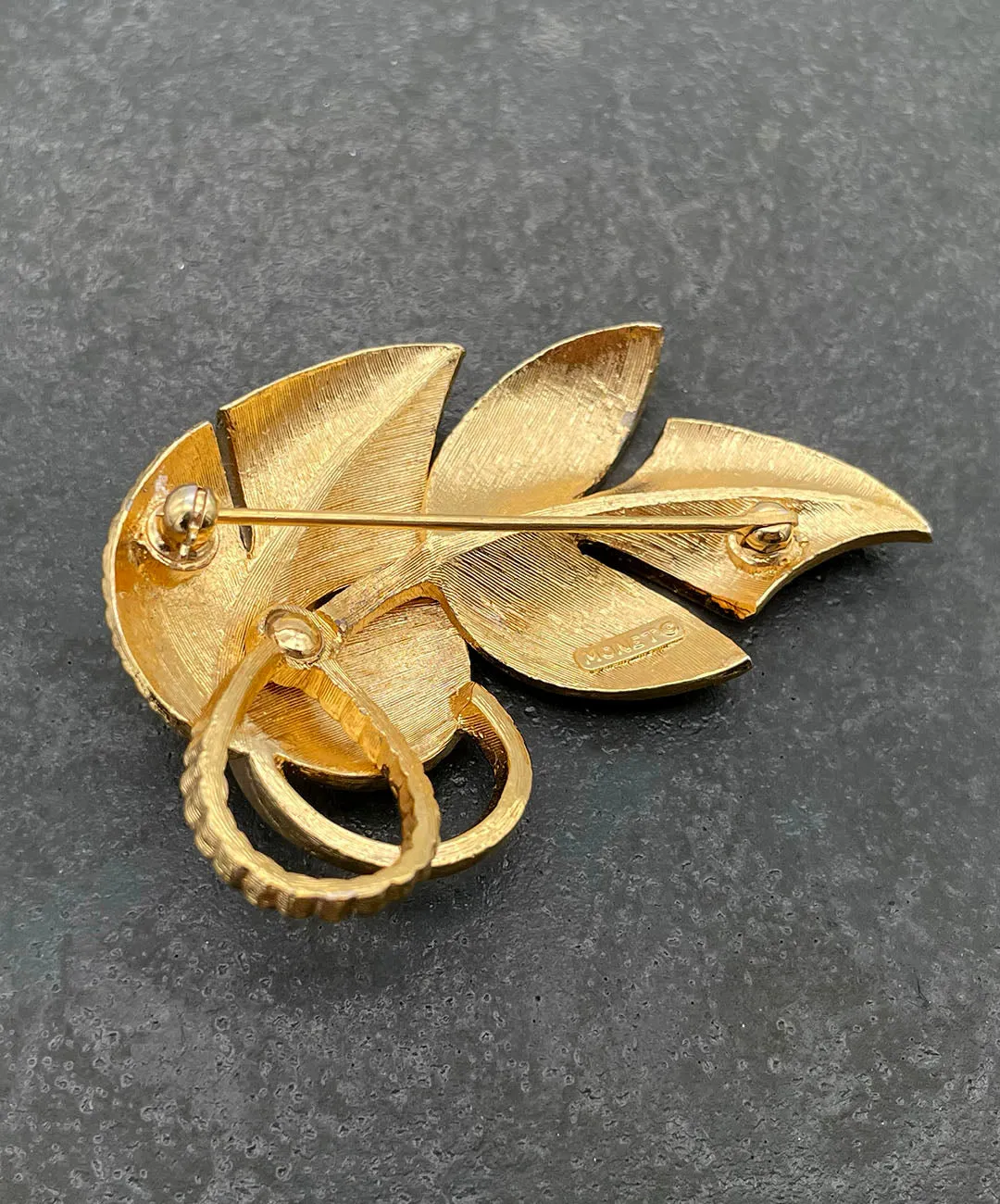 【USA輸入】ヴィンテージ MONET ゴールド リーフ ブローチ/Vintage MONET Leaf Brooch